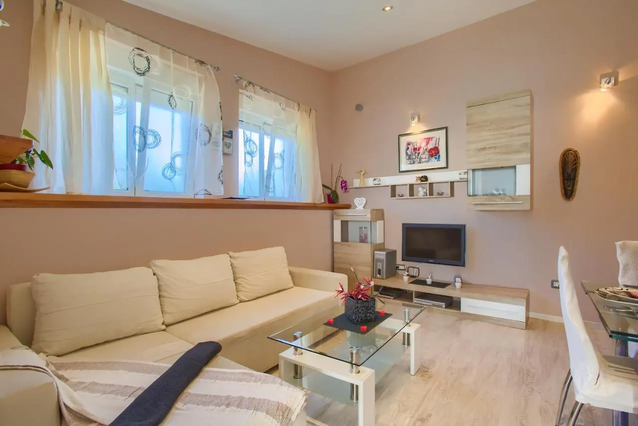 Cozy Villa Michelle With Private Pool Near Pula Sisan