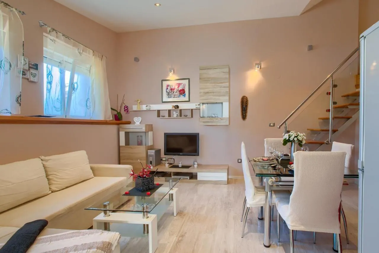 Cozy Villa Michelle With Private Pool Near Pula Sisan