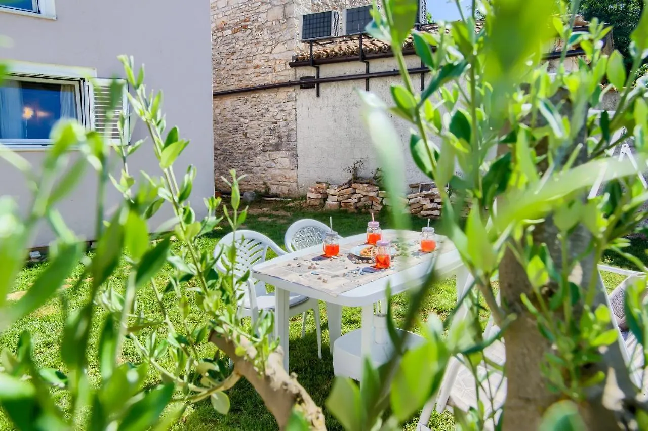 Cozy Villa Michelle With Private Pool Near Pula Sisan