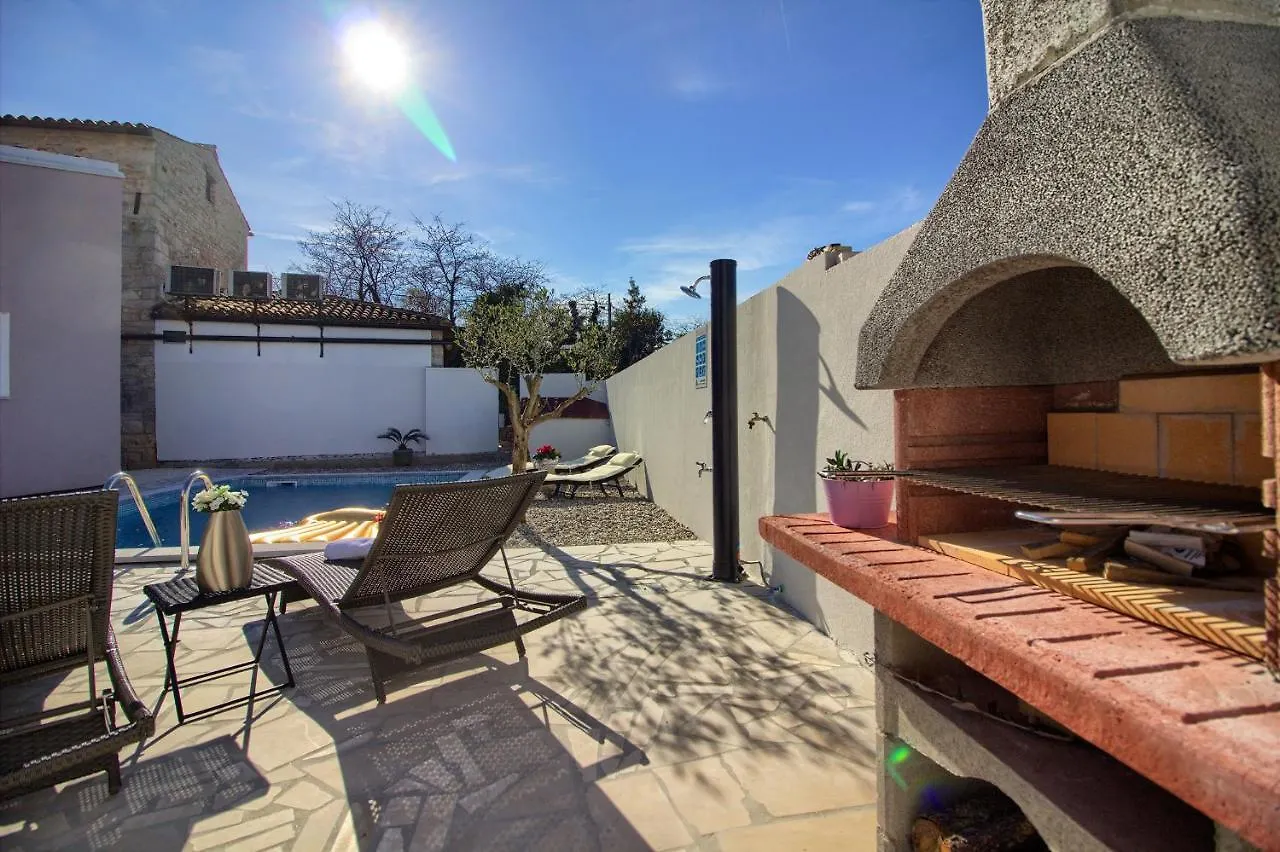 Cozy Villa Michelle With Private Pool Near Pula Sisan